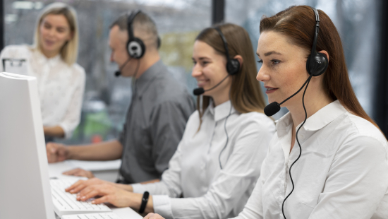 Personnes au téléphone dans un casque face à un écran, équipe du centre de relation client
