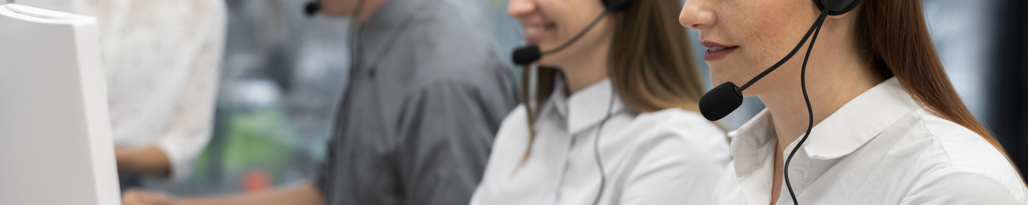 Personnes au téléphone dans un casque face à un écran, équipe du centre de relation client